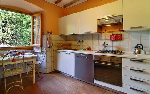 Villa Acacia: Countertop, Værelse, Køkken, Ejendom, Cabinetry, Møbel, Bygning, Hus, Trægulve, Etage