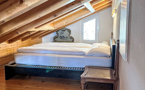 Leukerbad 480: Træ, Indretning, Loft, Etage, Soveværelse, Gulvbelægning, Møbel, Attic, Værelse, Seng