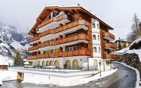 Leukerbad 480: Himmel, Bygning, Plante, Ejendom, Træ, Bjerg, Urban Design, Facade, Ejerlejlighed, City