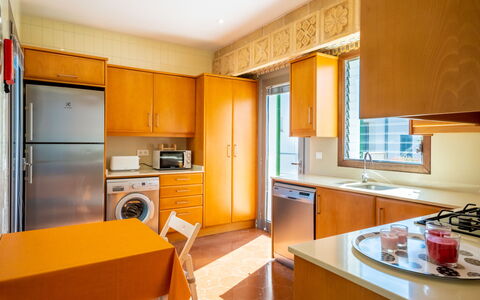 Can Verd: Cabinetry, Countertop, Møbel, Bygning, Køkken Apparat, Komfur, Køkken, Husholdningsapparat, Træ, Køleskab
