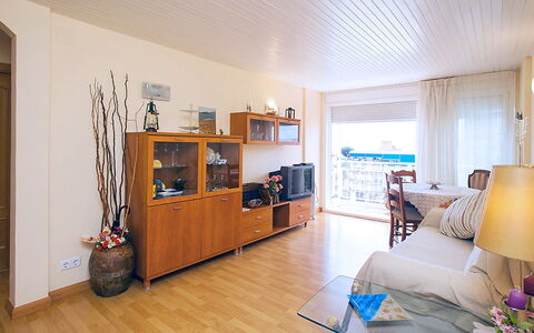Mariola: Couch, Stueplante, Plante, Billedramme, Cabinetry, Indretning, Stue, Træ, Gulvbelægning, Husholdningsapparat