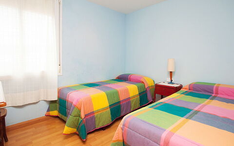 Mariola: Møbel, Ejendom, Komfort, Indretning, Seng, Bygning, Bed Frame, Orange, Skygge, Træ