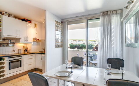 Les Quais de L'Amirauté: Ejendom, Møbel, Bord, Vindue, Cabinetry, Countertop, Belysning, Stol, Indretning, Træ