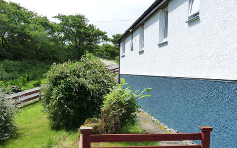 Alan'S House: Plante, Vindue, Himmel, Grøn, Bygning, Udendørs Bench, Træ, Naturlige Landskab, Land Lot, Sommerhus