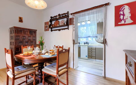 Marija: Møbel, Cabinetry, Bord, Træ, Stol, Indretning, Køkken, Etage, Bejdse, Gulvbelægning