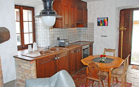 1000 e 1 Notte: Cabinetry, Ejendom, Møbel, Countertop, Bord, Køkken, Træ, Belysning, Stol, Bygning