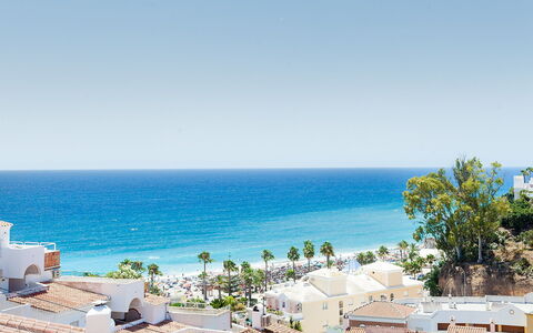 Nerja Penthouse: Vand, Himmel, Ejendom, Bygning, Plante, Badeby, Azure, Arecales, Hus, Træ