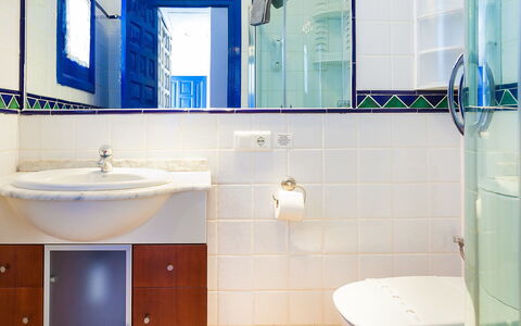 Nerja Penthouse: Tap, Spejl, Håndvask, Sanitærarmatur, Ejendom, Badeværelsesvask, Badeværelsesskab, Purple, Badeværelse, Azure