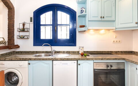 Nerja Penthouse: Cabinetry, Ejendom, Køkkenvask, Countertop, Tap, Hvid, Håndvask, Køkken, Komfur, Produkt
