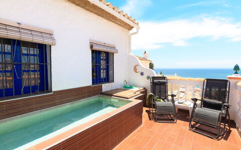 Nerja Penthouse: Møbel, Sky, Vand, Bygning, Himmel, Azure, Vindue, Skygge, Træ, Arkitektur