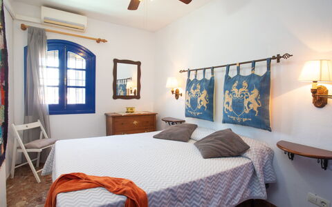 Nerja Penthouse: Møbel, Ejendom, Billedramme, Vindue, Komfort, Træ, Azure, Textile, Bed Frame, Bord