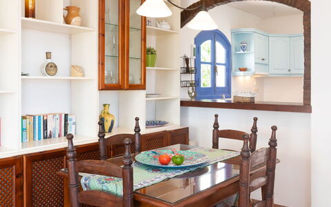 Nerja Penthouse: Bord, Ejendom, Møbel, Cabinetry, Azure, Vindue, Træ, Hylde, Indretning, Belysning