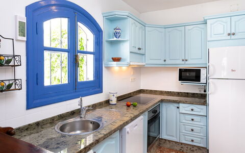 Nerja Penthouse: Countertop, Cabinetry, Køkkenvask, Håndvask, Tap, Ejendom, Vindue, Køkken, Sanitærarmatur, Bygning