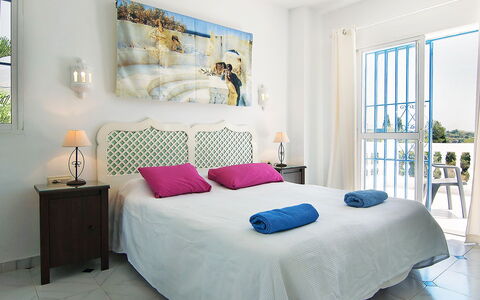 Villa Pueblo Jara: Møbel, Ejendom, Azure, Komfort, Textile, Bed Frame, Indretning, Vindue, Pude, Seng