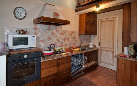 Il Nido In Garfagnana: Countertop, Cabinetry, Værelse, Møbel, Køkken, Ejendom, Etage, Bygning, Komfur, Hårdttræ