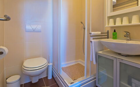 Novi Vinodolski Klenovica 104: Sanitærarmatur, Ejendom, Purple, Badeværelse, Håndvask, Toiletbræt, Indretning, Arkitektur, Toilet, Badeværelsesvask