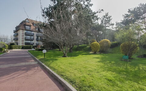 Deauville-Trouville 283: Plante, Bygning, Himmel, Vindue, Træ, Land Lot, Vejbelægning, Hus, Græs, Naturlige Landskab