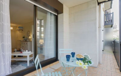 Deauville-Trouville 283: Azure, Træ, Indretning, Skygge, Arkitektur, Bygning, Etage, Stol, Hal, Gulvbelægning