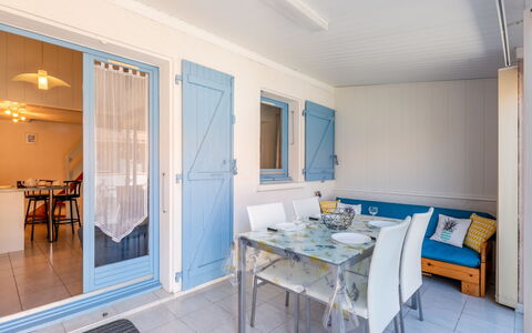 Les Patios de la Mer: Bord, Møbel, Bygning, Stol, Vindue, Azure, Hus, Indretning, Træ, Stue