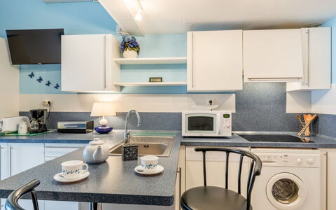Les Patios de la Mer: Cabinetry, Vaskerum, Møbel, Countertop, Ejendom, Køkken Apparat, Komfur, Køkken, Gaskomfur, Azure