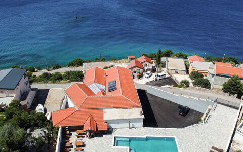 Karlobag 104: Boligområde, Hus, Tag, Coastal Og Oceaniske Landskabsformer, Hav, Kyst, Ocean, Svømmepøl, Udvej, Estate