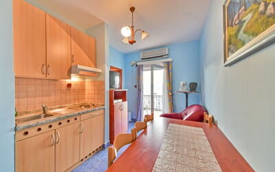 Delfin 104.4: Cabinetry, Bygning, Ejendom, Møbel, Countertop, Billedramme, Skuffe, Orange, Træ, Indretning