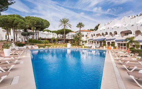 Reserva de Marbella: Vand, Sky, Himmel, Møbel, Svømmepøl, Badeby, Plante, Azure, Stol, Træ