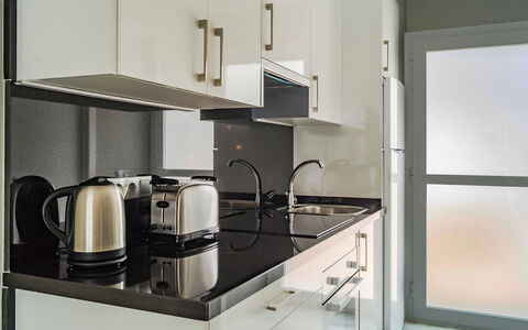 Reserva de Marbella: Værelse, Ejendom, Cabinetry, Køkken, Møbel, Countertop, Materielle Værdier, Indretning, Køkken Apparat, Husholdningsapparat