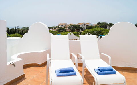 Reserva de Marbella: Hvid, Ejendom, Blå, Møbel, Udendørs Møbler, Liggestol, Hus, Værelse, Ejendom, Arkitektur