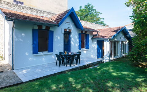 Domremy: Plante, Ejendom, Bygning, Vindue, Himmel, Azure, Arkitektur, Sommerhus, Land Lot, Hus