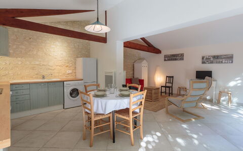 Domremy: Møbel, Bord, Cabinetry, Stol, Bygning, Træ, Stue, Countertop, Indretning, Køkken