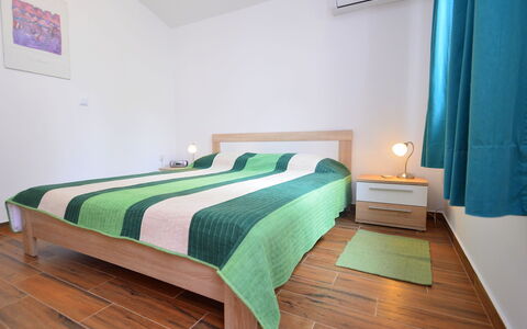Dunja: Soveværelse, Seng, Møbel, Værelse, Ejendom, Sengetøj, Bed Frame, Etage, Indretning, Grøn