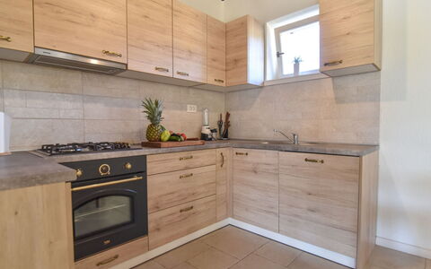 Mate Ceko: Countertop, Cabinetry, Ejendom, Værelse, Møbel, Køkken, Flise, Komfur, Etage, Bygning