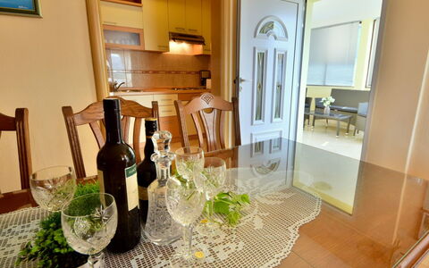 Snježana: Bord, Møbel, Bordservice, Ejendom, Plante, Drinkware, Bygning, Stol, Glasservice, Træ