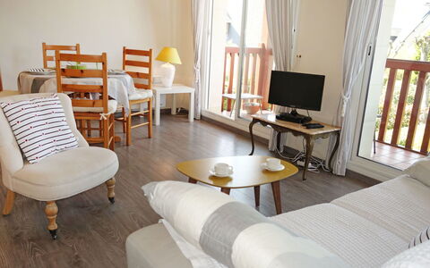 Deauville-Trouville 295: Bord, Møbel, Bygning, Komfort, Vindue, Couch, Træ, Gulvbelægning, Stue, Arkitektur