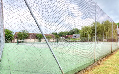 Deauville-Trouville 295: Net, Kædelink Fencing, Trådhegn, Hegn, Sport Venue, Græs, Himmel, Tennisbane, Mesh, Arkitektur