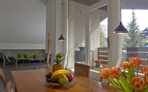 Im Gruebi Apt.5: Møbel, Ejendom, Bord, Bygning, Blomst, Orange, Plante, Træ, Stol, Indretning