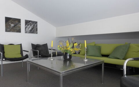 Im Gruebi Apt.5: Bord, Møbel, Couch, Bygning, Komfort, Stueplante, Belysning, Indretning, Plante