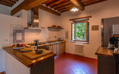Villa Il Prato: Træ, Køkken, Indretning, Gulvbelægning, Countertop, Køkken Apparat, Hjem, Loft, Møbel, Værelse