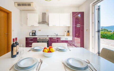 Graziani: Cabinetry, Countertop, Ejendom, Tap, Plante, Bordservice, Håndvask, Køkken, Tallerkner, Træ