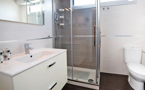 Gabriel 01: Spejl, Tap, Badeværelsesskab, Håndvask, Ejendom, Sanitærarmatur, Bygning, Hvid, Cabinetry, Badeværelse