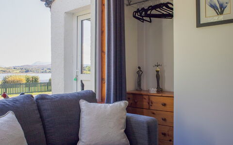 Viewfield: Ejendom, Møbel, Billedramme, Cabinetry, Hvid, Azure, Træ, Indretning, Belysning, Bygning