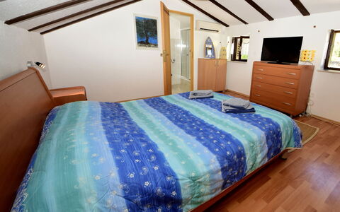 Villa Palma: Møbel, Bygning, Ejendom, Komfort, Azure, Træ, Bed Frame, Seng, Indretning, Hus