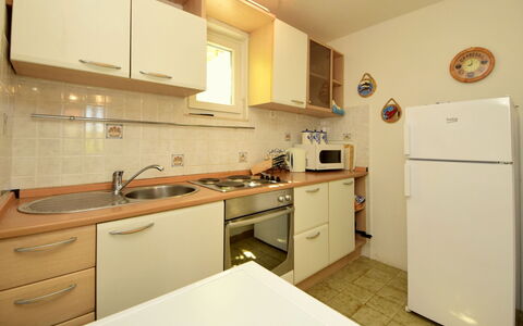 Villa Palma: Cabinetry, Tap, Håndvask, Køkkenvask, Bygning, Ejendom, Møbel, Countertop, Sanitærarmatur, Træ