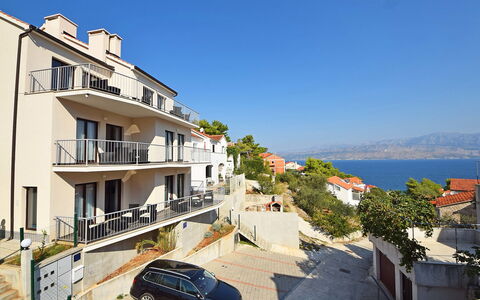 Brač Postira 104: Hjul, Himmel, Bygning, Vindue, Køretøj, Bil, Urban Design, Plante, Træ