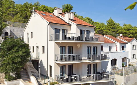 Brač Postira 104: Himmel, Bygning, Ejendom, Plante, Vindue, Træ, Hus, Urban Design, Facade