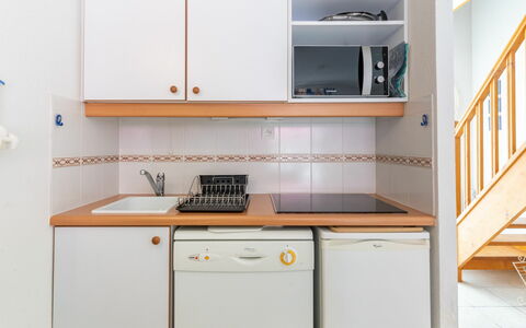 Vaux sur Mer 450: Møbel, Hylde, Cabinetry, Værelse, Ejendom, Reoler, Skab, Køkken, Countertop, Skuffe