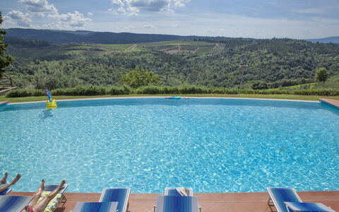 Fattoria Di Quercia Al Poggio: Svømmepøl, Vand, Ejendom, Udvej, Azure, Vandressourcer, Fritid, Ferie, Himmel, Træ