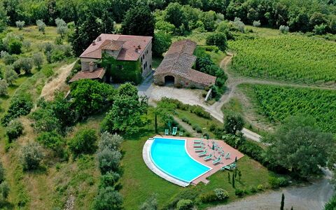 Fattoria Di Quercia Al Poggio: Naturlige Landskab, Sport Venue, Luftfotografering, Fugleperspektiv, Landskab, Estate, Botanisk Have, Græs, Træ, Fotografering