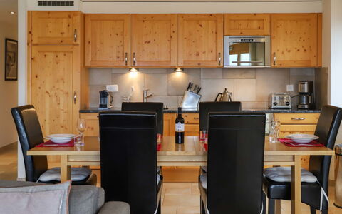 Nendaz 681: Møbel, Cabinetry, Bord, Ejendom, Countertop, Stol, Køkken, Træ, Indretning, Gulvbelægning